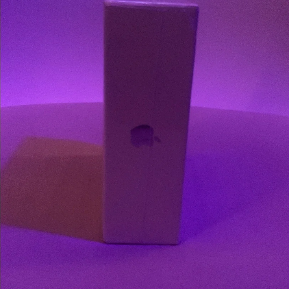Sleek White Wireless Earbuds (pods)